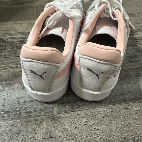 Puma Women’s size 11 Carina Sneaker - Picture 2 of 3